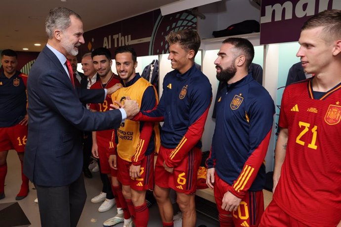 Don Felipe recibe el saludo de los jugados de la Selección Española de Fútbol