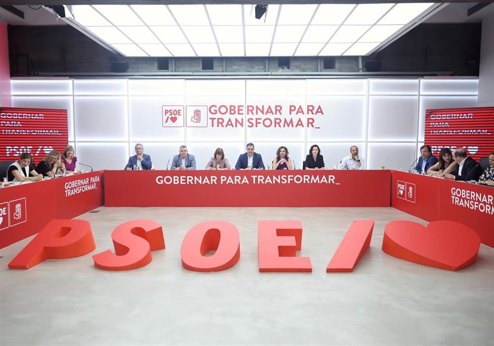 Archivo - (I-D) El secretario de Organización del partido socialista, Santos Cerdán; la presidenta del PSOE, Cristina Narbona; el presidente del Gobierno, Pedro Sánchez.