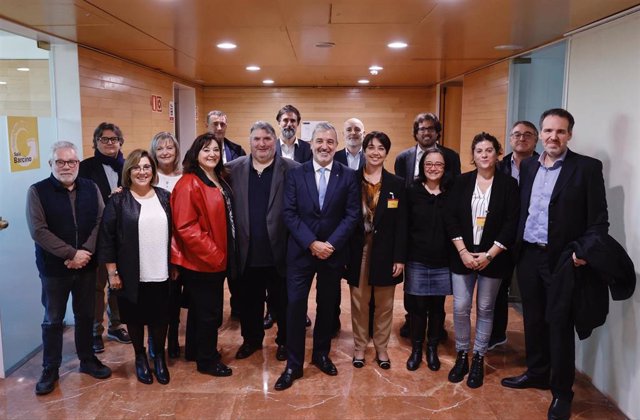 El primer teniente de alcalde de Barcelona, Jaume Collboni, con representantes de entidades y asociaciones representativas de profesionales autònomos, pymes y organizaciones sindicales para abordar retos de futuro