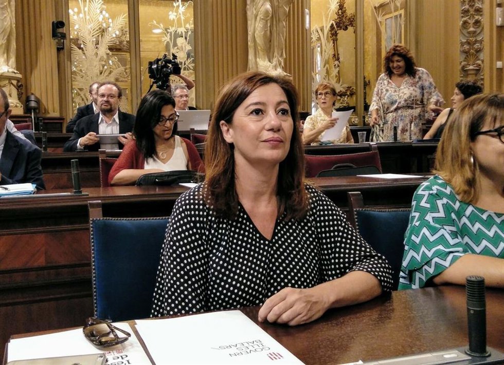 Archivo - La presidenta del Govern, Francina Armengol, en una imagen de archivo en el pleno del Parlament.