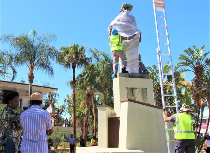 Retirada de la estatua de Curt von Franois en la capital de Namibia, Windhoek