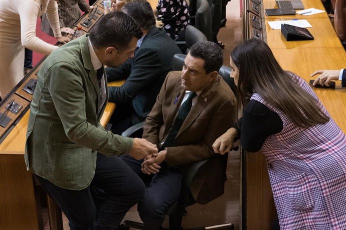 El Presidente de Andalucía Juanma Moreno (2d) y El portavoz del PP en el Parlamento de Andalucía, Toni Martín (d) en el pleno de los presupuestos, a 23 de Noviembre de 2023 en Sevilla, Andalucía, España. El  Debate de totalidad del proyecto de Ley de Pr