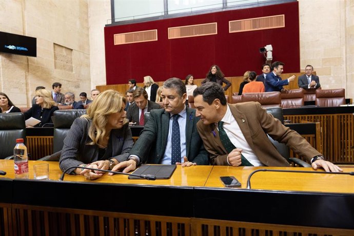El Presidente de Andalucía Juanma Moreno (d) El Consejero de la Presidencia, Interior, Diálogo Social y Simplificación Administrativa Antonio Sanz (2d) y La Consejería de Economía, Hacienda y  Fondos Europeos Carolina España en el pleno de los presupues