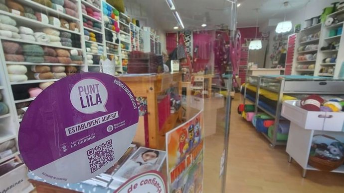 Distintivo que identifica los establecimientos adheridos en la red de puntos lila en la provincia de Barcelona