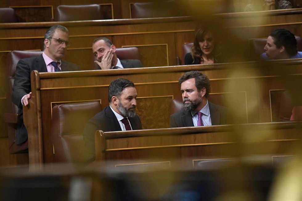 El líder de Vox, Santiago Abascal, y el portavoz de Vox en el Congreso de los Diputados, Iván Espinosa de los Monteros (d), en una sesión plenaria en el Congreso de los Diputados, a 23 de noviembre de 2022