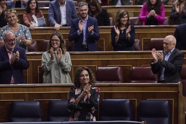 La ministra de Hacienda, María Jesús Montero, aplaudida por los diputados socialistas en una sesión plenaria del Congreso 