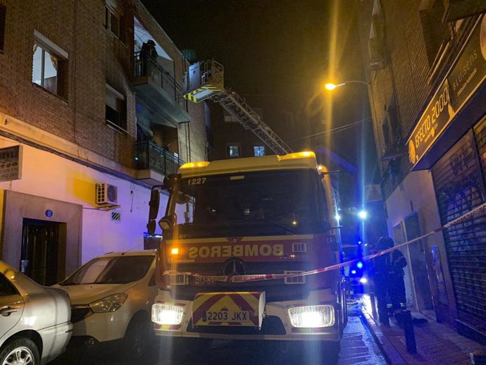 Bomberos del Ayuntamiento de Madrid extinguen un fuego en una vivienda en Puente de Vallecas