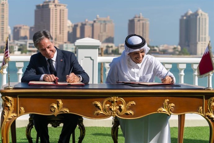 El secretario de Estado de Estados Unidos, Antony Blinken, con el ministro de Exteriores de Qatar, Mohammed bin Abdulrahmán