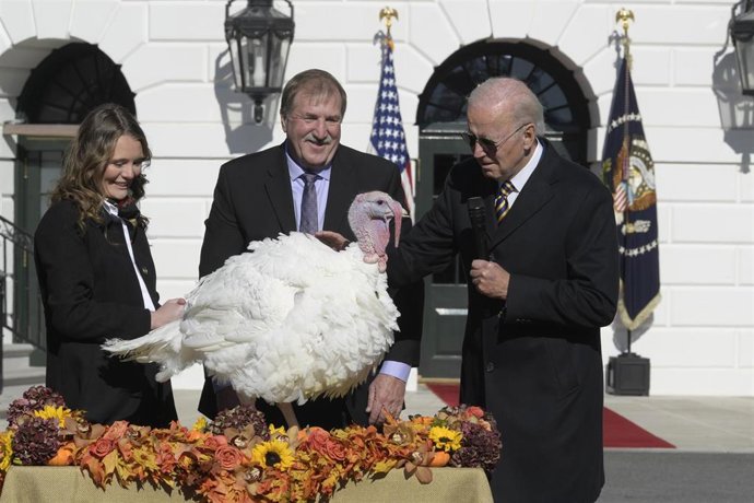 21 November 2022, US, Washington: USPresident Biden (R) pardons 'Chocolate' as the 2022 National Thanksgiving Turkey during the annual pardoning ceremony of the National Thanksgiving Turkey at South Lawn of the White House. Photo: Lenin Nolly/ZUMA Pres