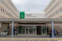 Evacuado al hospital tras el incendio en un bar en Huelva capital