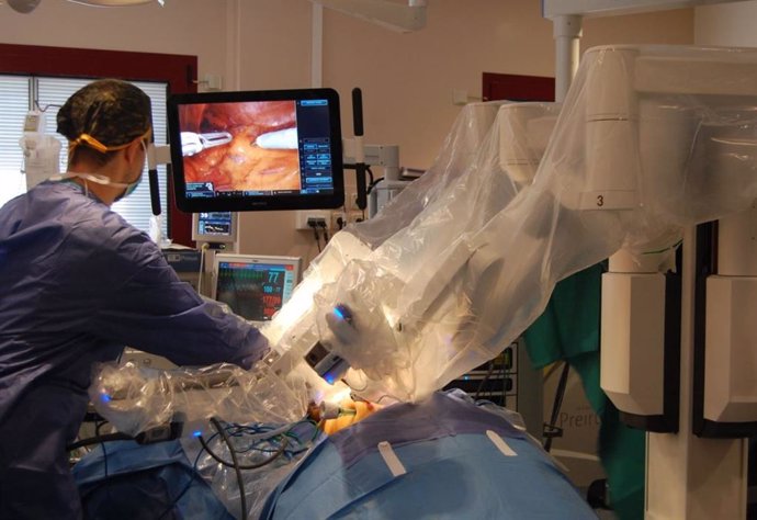 Equipo del Dr. Sanchez de la Muela_ Robot Quirúrgico Da Vinci_Vithas Arturo Soria