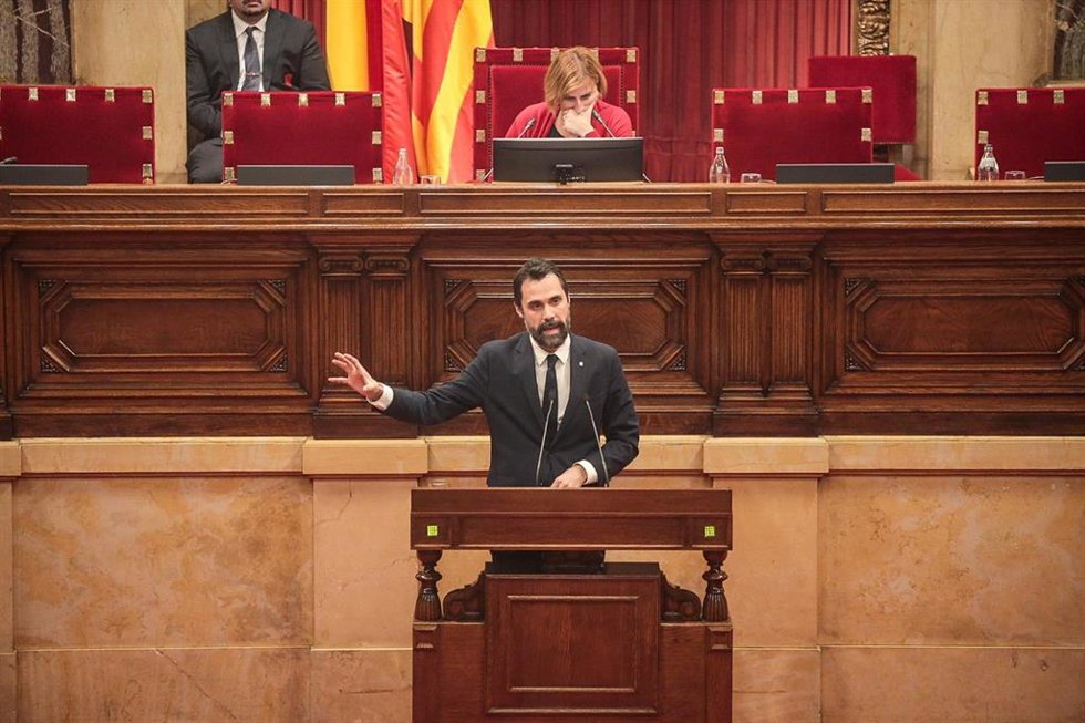 El conseller de Empresa y Trabajo, Roger Torrent, interviene ante el pleno.
