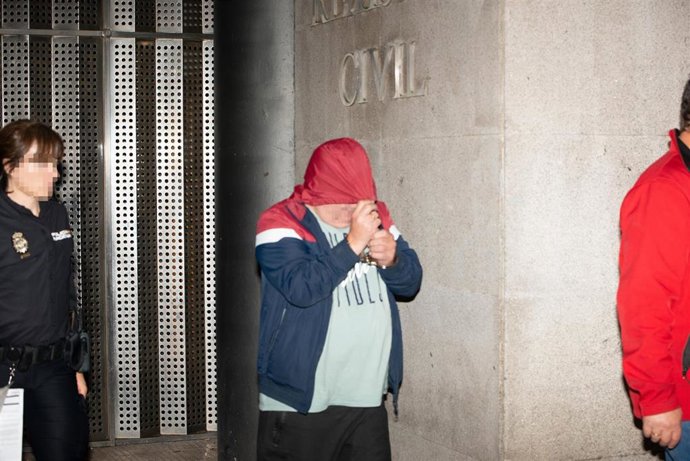 El sexto detenido a su llegada al Juzgado de Instrucción número 1 de Vilagarcía de Arousa, a 23 de noviembre de 2022, en Pontevedra, Galicia (España). El Juzgado de Instrucción número 1 de Vilagarcía de Arousa (Pontevedra) ha iniciado la toma de declara