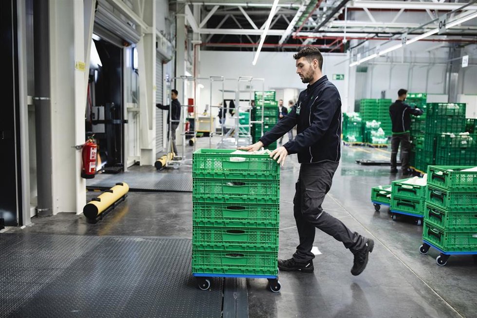 Trabajador de la plataforma del Higuerón Sur, donde se preparan los pedidos online.