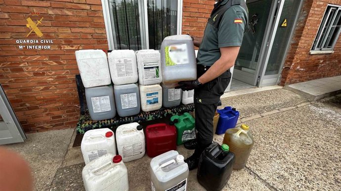 Archivo - Garrafas utilizadas para el robo de gasoil