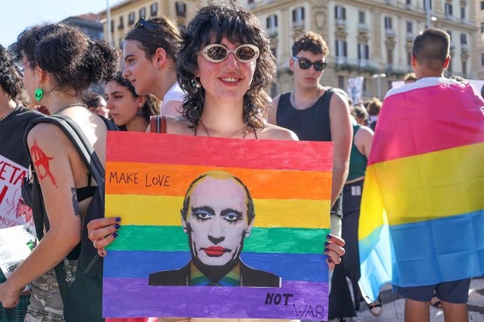 Archivo - 02 July 2022, Italy, Naples: A woman holds a placard with Russian President Vladimir Putin photo on rainbow colours during 2022 Pride parade In Naples. Photo: Fabio Sasso/ZUMA Press Wire/dpa
