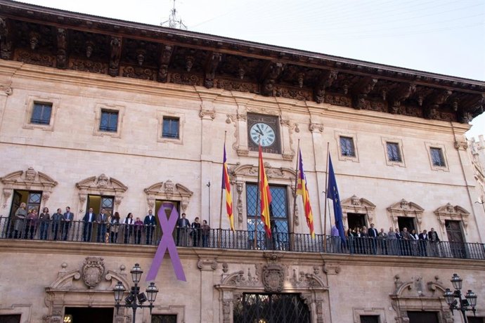 Lazo lila en el Ayuntamiento de Palma