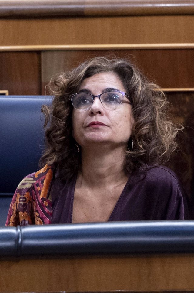 La ministra de Hacienda y Función Pública, María Jesús Montero (i), y el diputado de Compromís en el Congreso de los Diputados, Joan Baldoví (d),  a 22 de noviembre de 2022, en Madrid (España). 