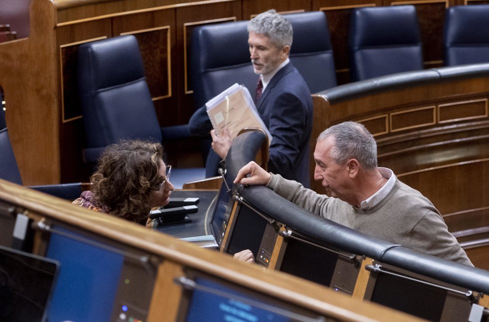 La ministra de Hacienda y Función Pública, María Jesús Montero (i), y el diputado de Compromís en el Congreso de los Diputados, Joan Baldoví (d),  a 22 de noviembre de 2022, en Madrid (España). 