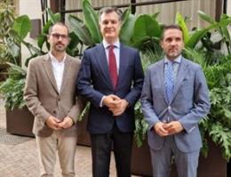 De izquierda a derecha: José Luis Ruiz de Munain, director general de SpainNAB; Juan Bernal, presidente de SpainNAB y director General de CaixaBank AM; Jacobo Florido, concejal de Recursos Humanos, Calidad y Turismo del Ayuntamiento de Málaga.