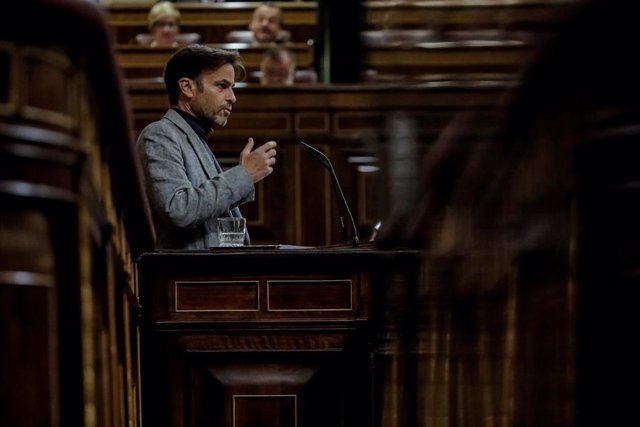 2022 年 11 月 24 日，在西班牙馬德里，國會中 United We Can 議會小組主席 Jaume Asens 在眾議院全體會議上發表講話。 