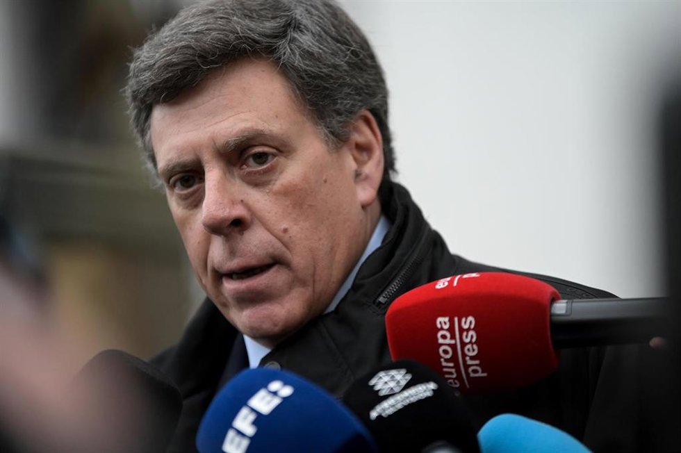 El padre de Diana Quer, Juan Carlos Quer, atiende a los medios de comunicación, a su llegada al juicio contra José Enrique Abuín, en la Audiencia Provincial de A Coruña