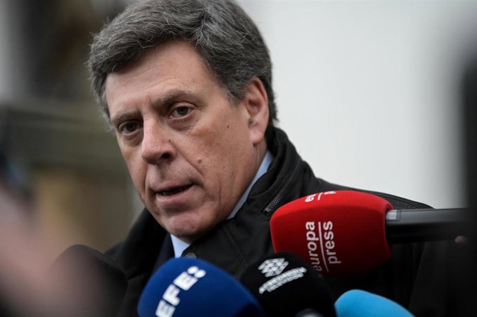 El padre de Diana Quer, Juan Carlos Quer, atiende a los medios de comunicación, a su llegada al juicio contra José Enrique Abuín, en la Audiencia Provincial de A Coruña