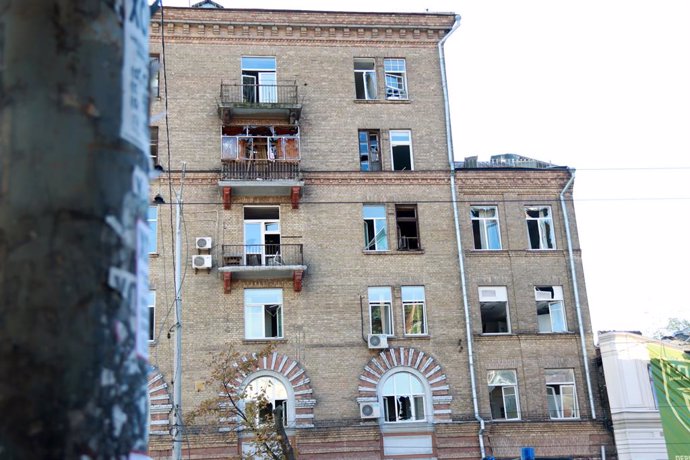 Archivo - Daños materiales en un edificio de la capital de Ucrania, Kiev, tras un ataque del Ejército de Rusia