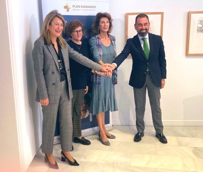 La presidenta de la CAEB, Carmen Planas; el coordinador de la Fundación CEOE, Ángel Sánchez, y la directora del Área de Inclusión Social de la Fundación 'la Caixa', Cristina Segura, firman un convenio en el CaixaForum Palma.