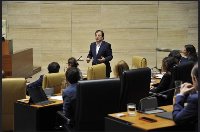 El presidente de la Junta, Guillermo Fernández Vara, en el pleno de la Asamblea