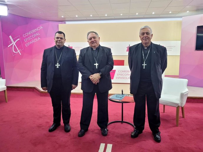 El obispo auxiliar de Canarias, Cristóbal Déniz, el obispo de Canarias, José Mazuelos, y el obispo de Tenerife, Bernardo Álvarez.