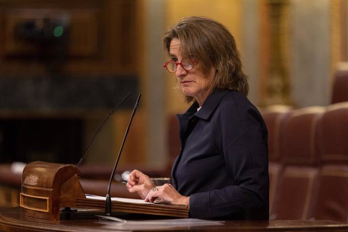 La vicepresidenta tercera y ministra de Transición Ecológica y Reto Democrático, Teresa Ribera, interviene durante una sesión plenaria en el Congreso de los Diputados