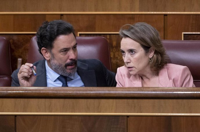 La portavoz del Grupo Parlamentario Popular en el Congreso de los Diputados, Cuca Gamarra (d), durante una sesión plenaria en el Congreso de los Diputados, a 22 de noviembre de 2022, en Madrid (España). Los Presupuestos Generales del Estado (PGE) para 2