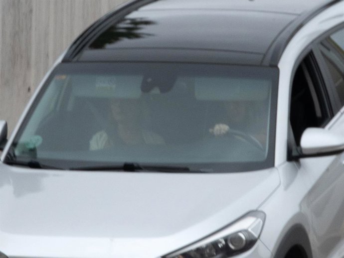 Goyi Arévalo e Irene Carbonero llegando esta mañana a la Clínica de Navarra
