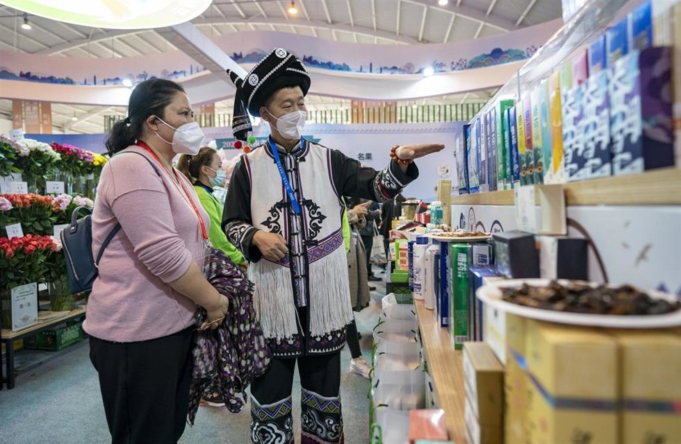 Personas con mascarilla en una feria de Kunming, en Yunnan, China