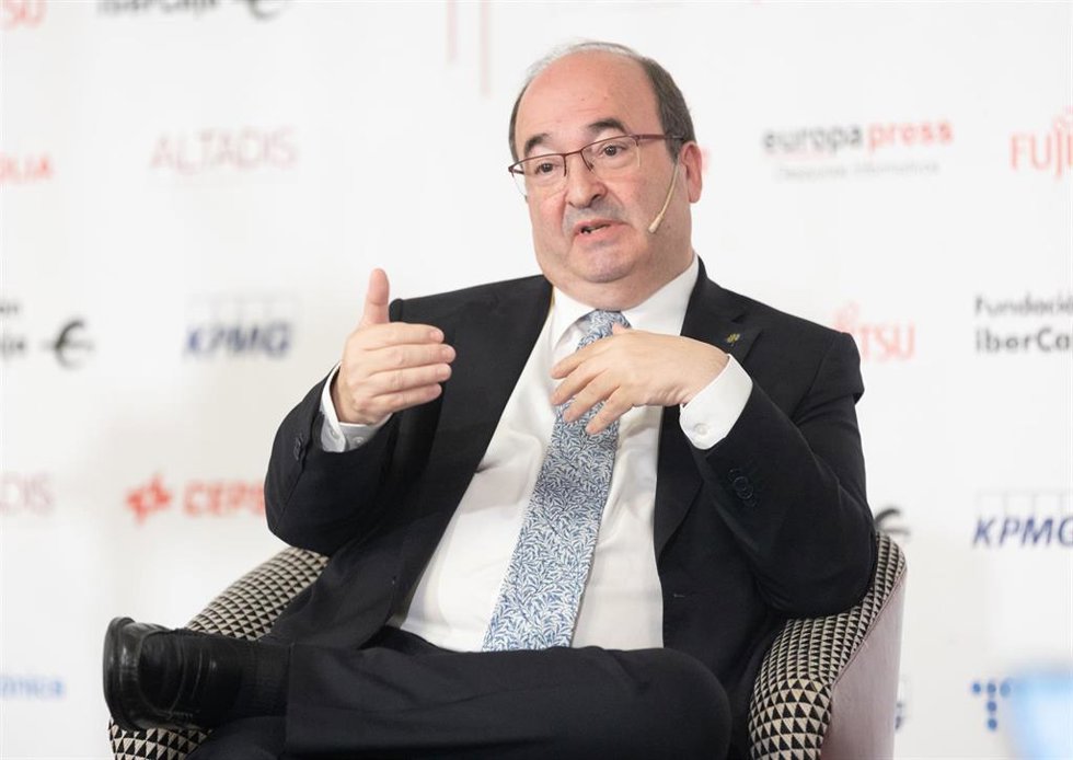 El ministro de Cultura y Deporte, Miquel Iceta, interviene durante un desayuno informativo de Europa Press, en el Hotel Rosewood Villa Magna, a 24 de noviembre de 2022, en Madrid (España).