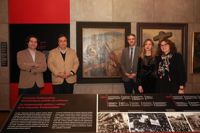 Iñaki Urricelqui, técnico del Museo del Carlismo; Íñigo Pérez de Rada, depositario de las obras; Ignacio Apezteguía, director general de Cultura; Celia Martín, jefa de la Sección de Museos; y Silvia Lizarraga, técnica del Museo del Carlismo.