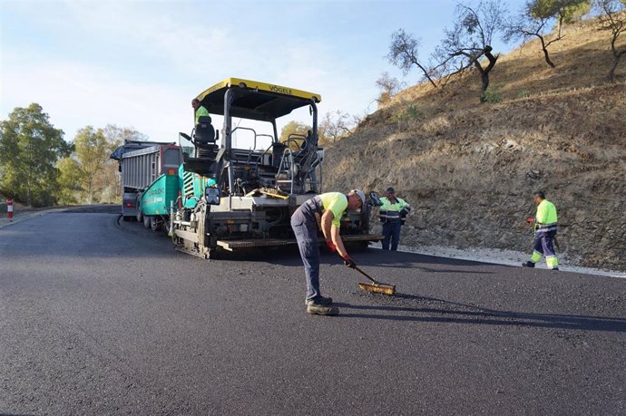 La institución provincial ha destinado 297.000 euros al asfaltado de 2,5 kilómetros del camino rural de río Seco.