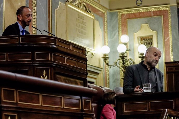 El vicepresidente primero del Congreso de los Diputados por el PSOE, Alfonso Rodríguez Gómez de Celis (i) llama la atención al diputado del BNG en el Congreso, Néstor Rego (d) ''por llamar corrupta a la monarquía''.