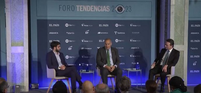 De izda a dcha: el periodista de El País Ignacio Fariza; el consejero delegado de Iberdrola España, Mario Ruiz-Tagle; y el consejero delegado de Enagás, Arturo Gonzalo Aizpiri, durante el 'Foro Tendencias 2023'