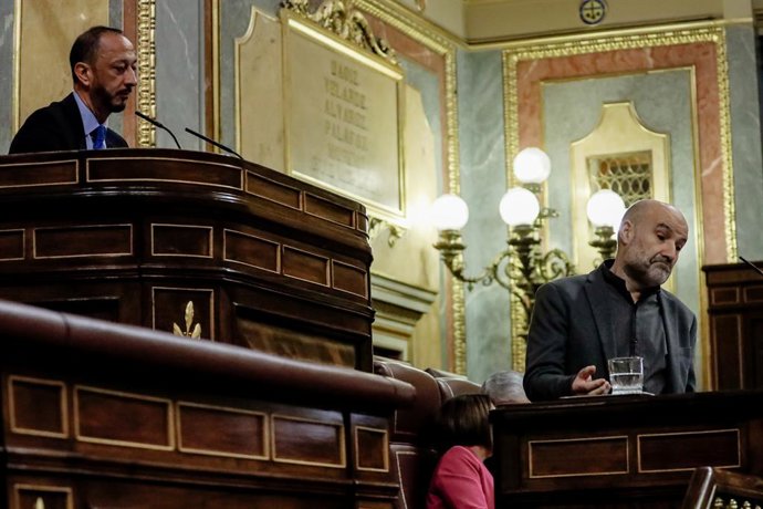 El vicepresidente primero del Congreso de los Diputados por el PSOE, Alfonso Rodríguez Gómez de Celis (i) llama la atención al diputado del BNG en el Congreso, Néstor Rego (d) ''por llamar corrupta a la monarquía'', en una sesión plenaria en el Congreso