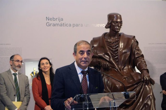 La Escultura De Elio Antonio Nebrija Se Encuentra Ya En El Rectorado De La Us
