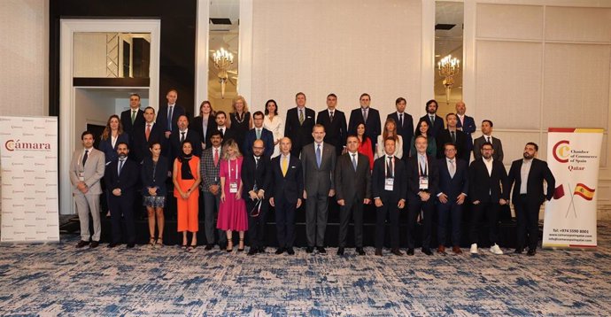 El Rey Felipe VI se reúne con representantes de empresas españolas durante su visita a Doha