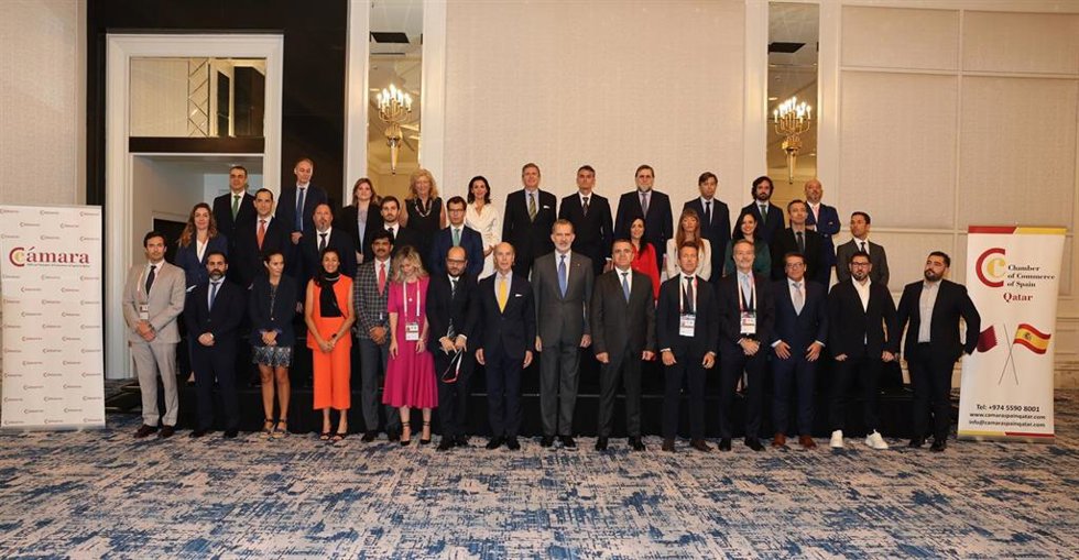El Rey Felipe VI se reúne con representantes de empresas españolas durante su visita a Doha
