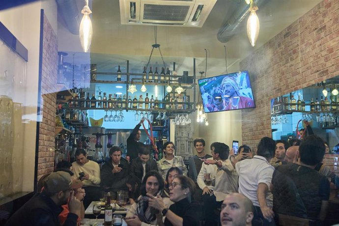 Varios aficionados ven el partido de España contra Costa Rica en el Mundial de Qatar en un bar, a 23 de noviembre de 2022, en Madrid.