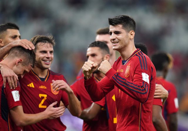 23 November 2022, Qatar, Doha: Spain's Alvaro Morata (2nd R) celebrates scoring his side's seventh goal with team mates during the FIFA World Cup Qatar 2022 Group E soccer match between Spain and Costa Rica at the Al Thumama Stadium. Photo: Adam Davy/PA W