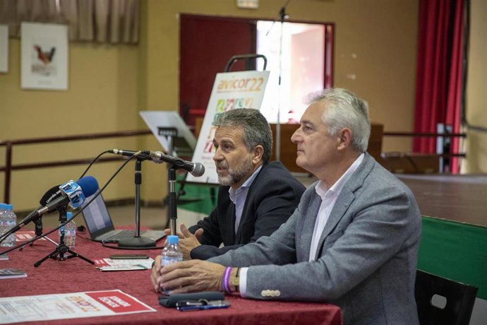 El delegado de Agricultura de la Diputación de Córdoba, Francisco Ángel Sánchez (izda.), en la inauguración de Avicor.