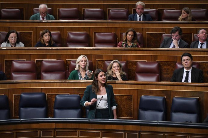 La ministra de Igualdad, Irene Montero, interviene en una sesión plenaria en el Congreso