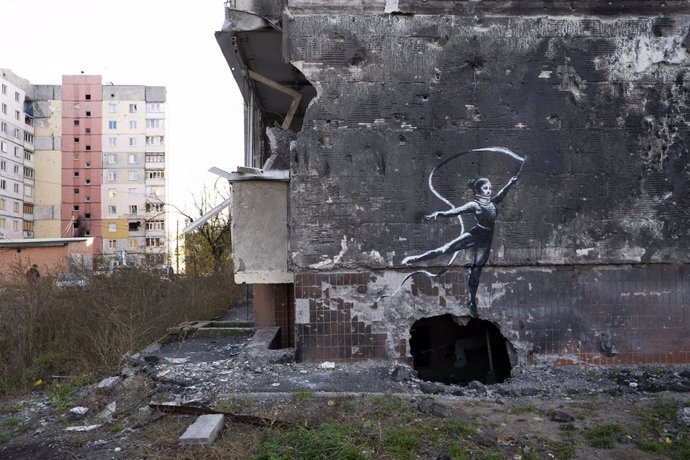 HANDOUT - 12 November 2022, Ukraine, ---: The undated handout photo published by street artist Banksy on his Instagram channel shows a war-torn house. On the gray wall of the building, a person can be seen dancing over a hole as a ballerina. Photo: Bank