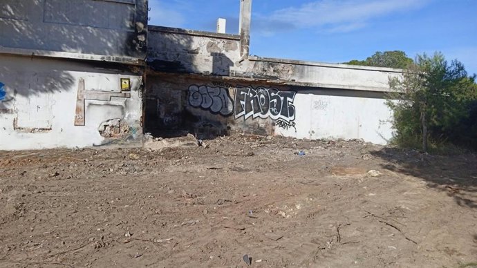 Limpieza en el antiguo cuartel y el foso de Es Carnatge.